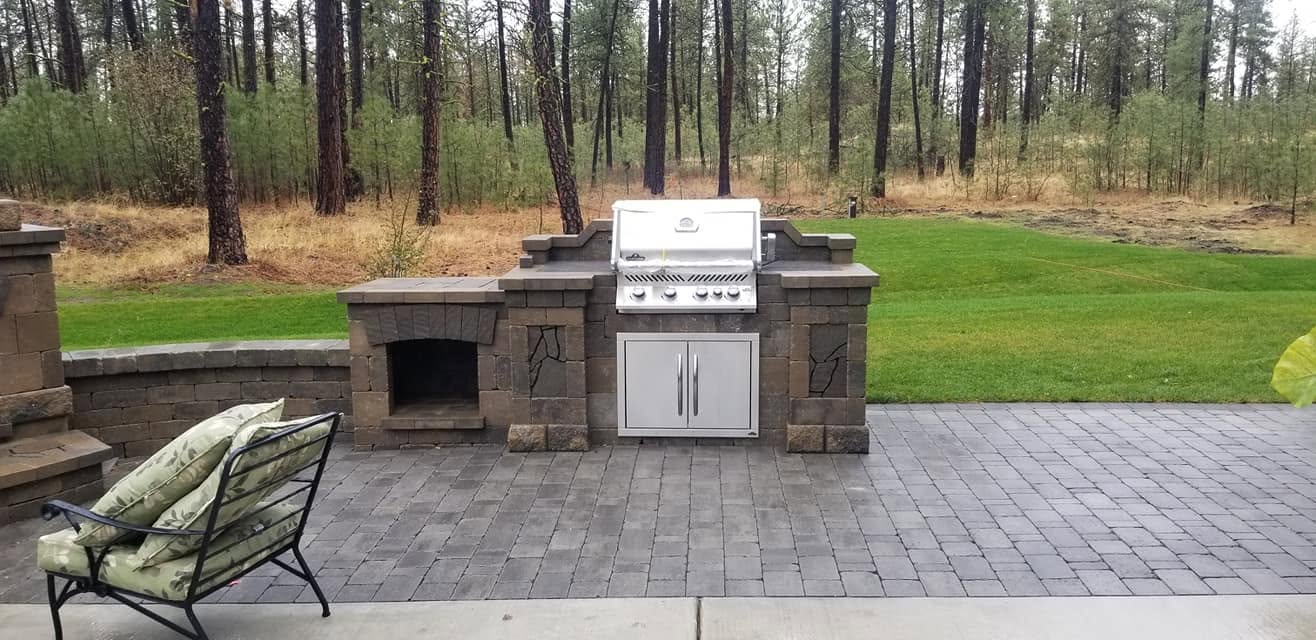 Outdoor kitchen by Elite Hardscapes — Spokane, WA